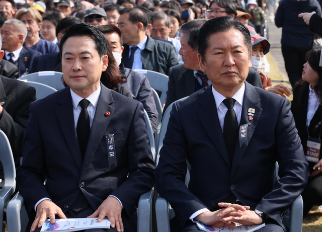 정청래 더불어민주당 대표(오른쪽)와 장동혁 국민의힘 대표가 3일 제주 4·3 평화공원에서 열린 제78주년 제주 4·3 희생자 추념식에 참석하고 있다. 연합뉴스
