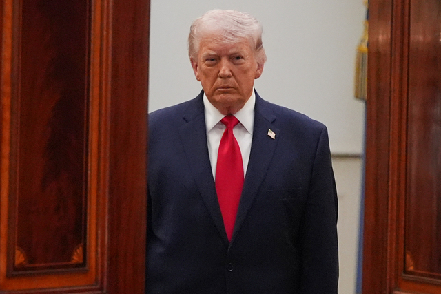 1일(현지시간) 도널드 트럼프 미국 대통령이 이란 전쟁 관련 대국민 연설을 위해 워싱턴 D.C 백악관 크로스홀에 입장하는 모습. AP 뉴시스