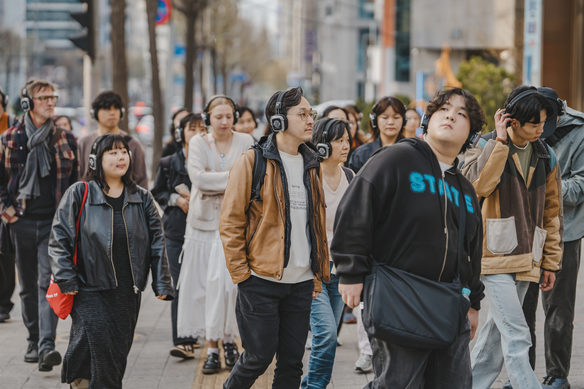 AI 지시 따라 지하철역서 춤추고, 골목길서 달리고… 익숙한 서울 낯설게 보기
