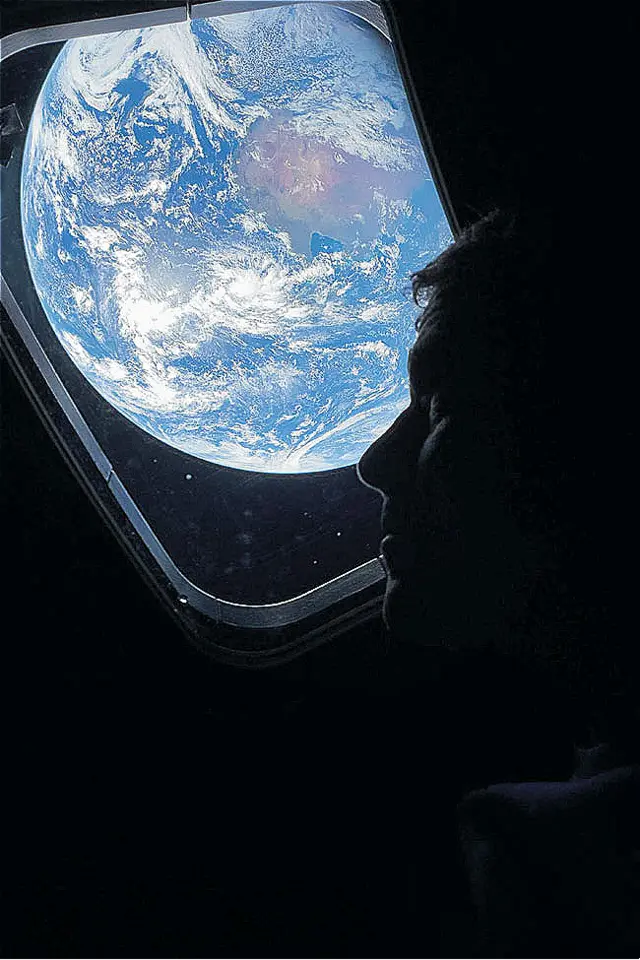 와이즈먼 선장이 우주선체의 창문을 통해 지구를 바라보고 있는 모습.  UPI 연합뉴스