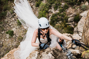 3만원짜리 드레스 입고, 로키산맥서 혼인서약… 가성비·가심비 살린 ‘둘만의 결혼식’[Global Window]