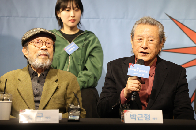 배우 박근형이 7일 서울 종로구 대학로예술극장에서 열린 2026 연극내일 프로젝트 기자간담회에서 인사말을 하고 있다. 연합뉴스