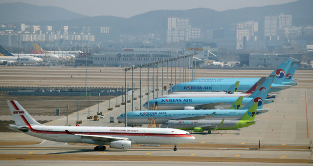 김포공항 활주로에 세워진 여객기의 모습. 연합뉴스