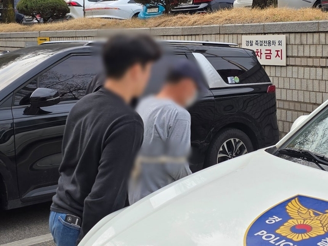 서울 서초구 아파트에서 전처를 살해하고 시신을 충북 음성의 야산에 유기하려 한 60대 남성 A씨가 구속 전 피의자 심문(영장실질심사)를 마치고 1일 오후 서울 서초구 서울중앙지법을 나서고 있다.  연합뉴스