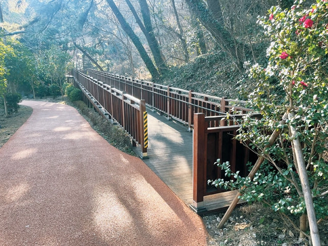 보행 약자도 쉽게 걸을 수 있도록 완만한 경사로 부산 남구 이기대공원에 조성된 무장애 숲길.  부산시청 제공