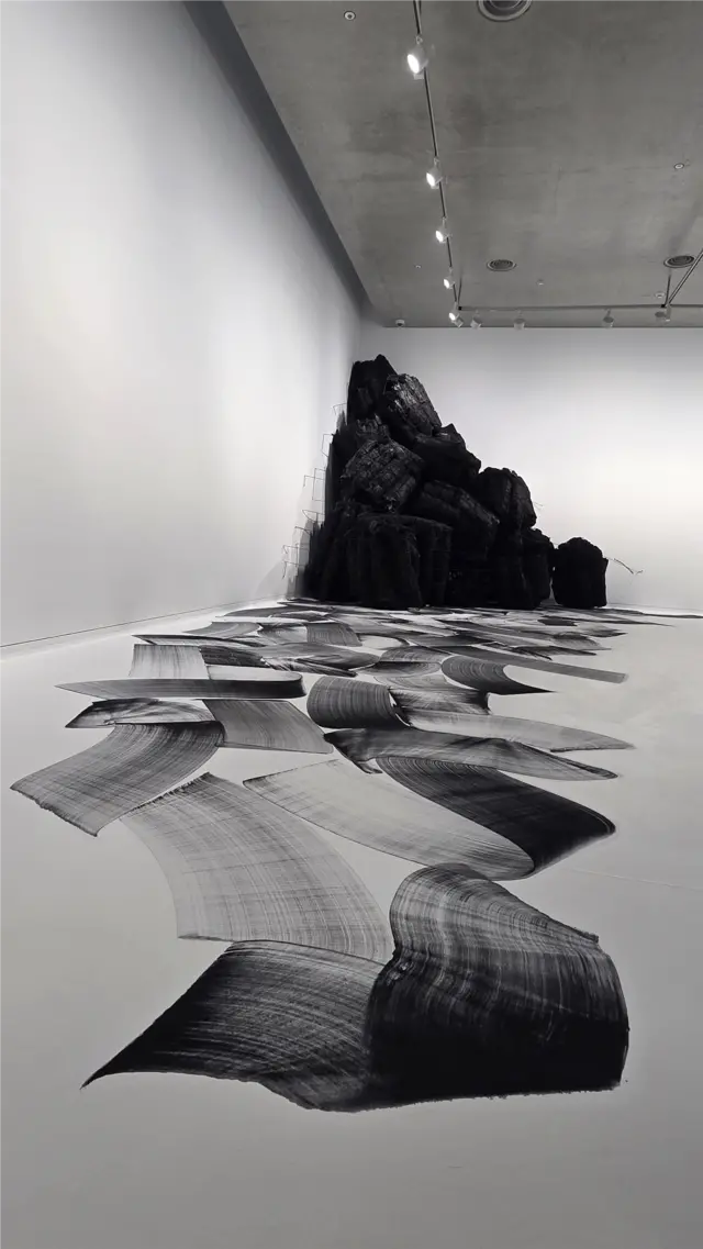 이배 작가의 개인전 ‘기다리며’ 에서 검은 색 작품들로 이뤄진 갤러리 ‘블랙’의 풍경. 박동미 기자
