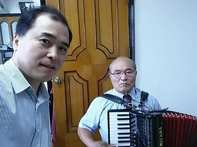 둘째 형님(오른쪽)이 아코디언을 연주할 때마다 필자는 행복감을 느꼈다.