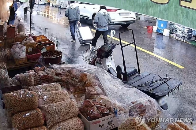 대구에서 발생한 ‘캐리어 시신’ 사건과 관련, 사위 부부가 장모의 시신이 담긴 캐리어를 끌고 중구 주거지에서 신천으로 이동하는 모습이 담긴 CCTV 영상 중 일부. 연합뉴스