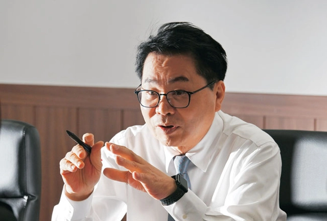 이한주 경제·인문사회연구회(NRC) 이사장이 지난 2일 서울 서초구 반포 시너지워크센터에서 진행된 파워인터뷰에서 정책 현안에 대해 설명하고 있다. 윤성호 기자