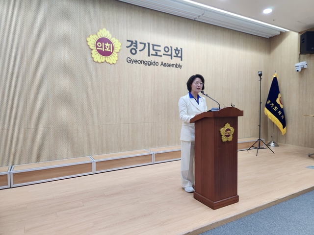 더불어민주당 경기지사 후보로 선출된 추미애 민주당 의원이 8일 경기도의회 브리핑룸에서 기자회견을 하고 있다. 수원=박성훈 기자