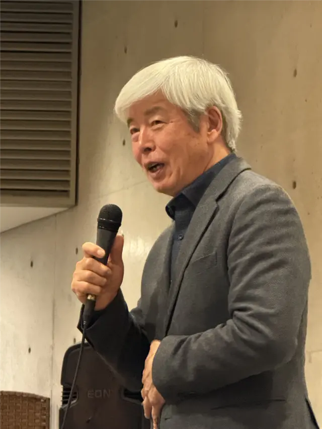 지난 6일 강원 원주 뮤지엄산에서 열린 간담회에서 이배 작가가 기자들의 질문에 답하고 있다. 박동미 기자