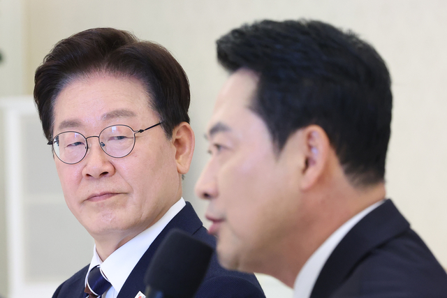 이재명 대통령이 7일 청와대에서 열린 여야정 민생경제 협의체 회담에서 국민의힘 장동혁 대표의 발언을 듣고 있다. 연합뉴스