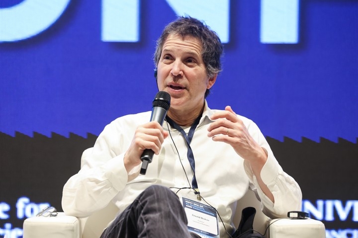 노벨화학상 베이커 “AI는 과학자의 도구일 뿐…질문하고 검증하는 건 결국 사람”