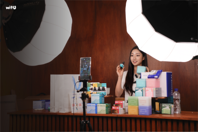 서울 강남구의 숏폼 라이브 커머스 전문 스튜디오 ‘윗유 라이브 스튜디오’에서 K-뷰티 브랜드의 틱톡샵 생방송이 진행되고 있다. 윗유 제공
