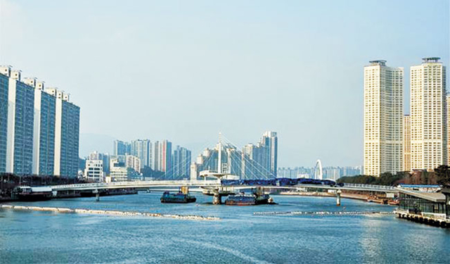 부산 수영강에 조성된 휴먼브리지 다리. 이 다리를 이용해 수영구와 해운대구를 가로질러 걸을 수 있다.  부산시청 제공