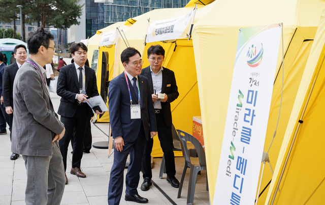 진교훈(오른쪽 두번째) 서울 강서구청장이 미라클메디특구 홍보부스를 방문해 격려 중인 모습. 강서구청 제공