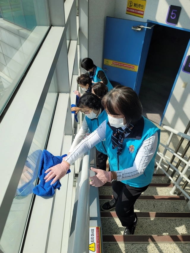 8일, 향군여성회 회원들이 서울 용산구 갈월종합사회복지관에서 봄맞이 실내 대청소 봉사활동을 하고 있다. 대한민국재향군인회 제공