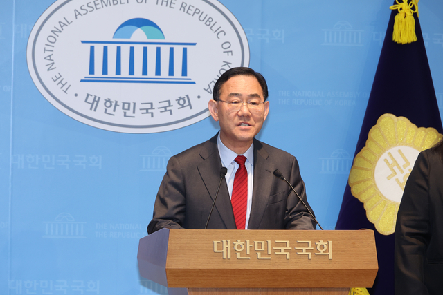 국민의힘 대구시장 후보 경선에 도전했다가 컷오프(공천 배제)된 주호영 의원이 8일 오전 국회 소통관에서 기자회견을 열고 입장을 밝히고 있다.  연합뉴스