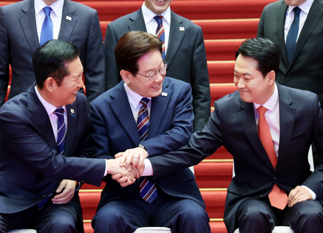 이재명 대통령이 7일 청와대에서 열린 여야정 민생경제협의체 회담 및 오찬에서 정청래 더불어민주당 대표, 장동혁 국민의힘 대표와 기념촬영을 하며 손을 맞잡고 있다. 뉴시스