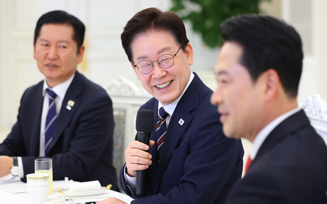 이재명 대통령이 7일 청와대에서 열린 여야정 민생경제 협의체 회담에서 발언하고 있다.
왼쪽부터 정청래 더불어민주당 대표, 이 대통령, 장동혁 국민의힘 대표. 연합뉴스