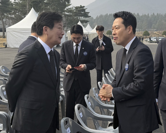 장동혁 국민의힘 대표가 대전 현충원에서 열린 서해수호의 날 기념식장에서 유승민 전 의원을 만나 대화하고 있다. 연합뉴스