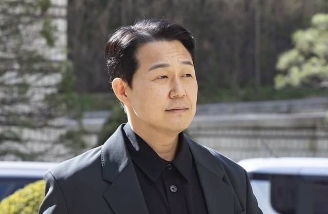 배우 박성웅이 임성근 전 해병대 1사단장의 국회에서의 증언·감정법 위반 등 위증 혐의 재판에 증인으로 출석하기 위해 8일 서울 서초구 서울중앙지방법원에 도착해 법정으로 향하고 있다. 연합뉴스