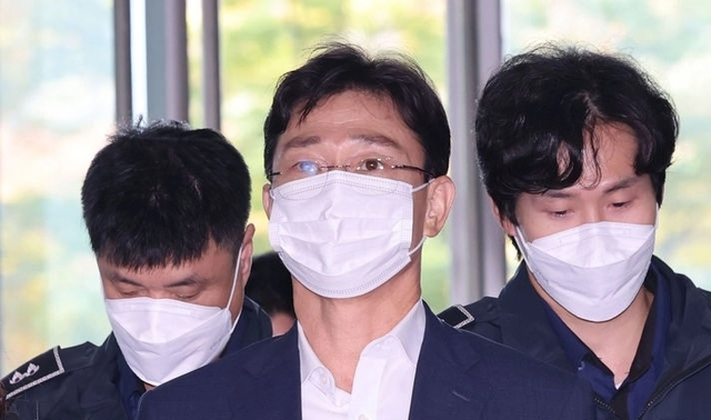 = ‘채상병 순직 사건’의 핵심 피고인인 임성근 전 해병대 1사단장이 법정에서 “도주 우려가 없다”며 불구속 상태에서 재판받게 해달라고 요청했다. 사진은 임 전 사단장이 지난해 10월 30일 서울 서초구 이명현 순직해병 특별검사팀 사무실에서 피의자 조사를 위해 출석하고 있는 모습. 뉴시스