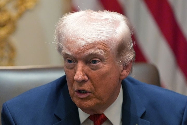 도널드 트럼프 미국 대통령이 지난달 26일(현지 시간) 백악관 캐비넷룸에서 각료회의를 주재하며 발언하고 있다.  AP 뉴시스