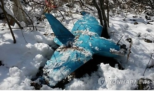 2014년 겨울 강원도 삼척의 한 야산에서 발견된 북한제 추정 무인항공기. 이 무인항공기는 주민의 신고로 수색 끝에 발견됐다. 국방부 제공