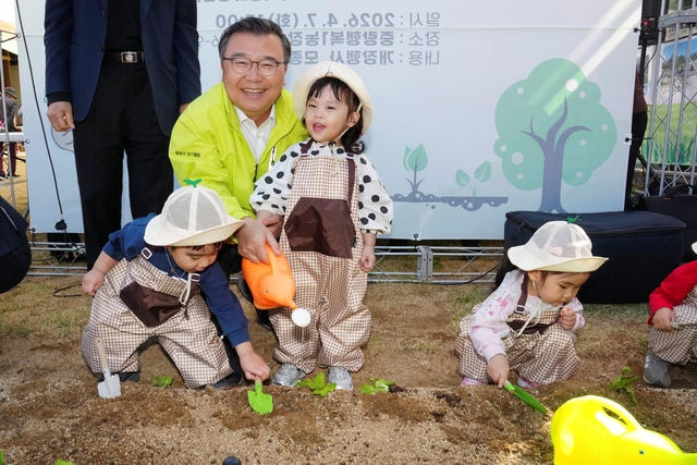 류경기 중랑구청장이 아이들과 텃발을 가꾸고 있다. 중랑구청 제공