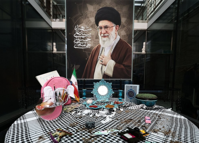 지난 3월 26일 서울 용산구 주한이란대사관에 폭격으로 사망한 아야톨라 알리 하메네이 최고지도자의 추모공간이 마련돼 있다. 연합뉴스