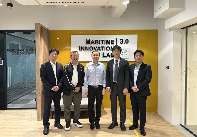 Koh Chin Yong(가운데) 싱가포르 해사항만청(MPA) 최고정보책임자(CIO)와 안강희(왼쪽에서 네번째) 부산항만공사(BPA) 디지털AI부장이 기념촬영하고 있다. 부산항만공사 제공