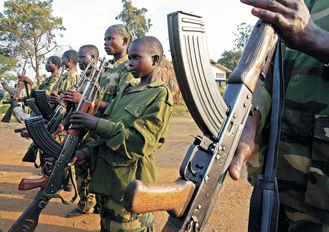 아프리카에서 소년병들이 제식훈련 중 받들어총을 하고 있는 모습. 로이터 연합뉴스