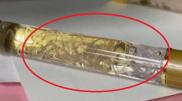 살이있는 고래회충이 볼펜 오일 안에 꿈틀대고 있는 모습. 온라인 커뮤니티 캡처