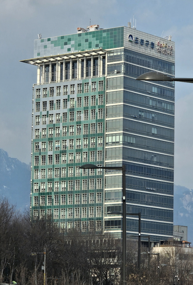 도봉구청사 외벽에 설치된 건물일체형 태양광(BIPV) 모습. 도봉구청 제공