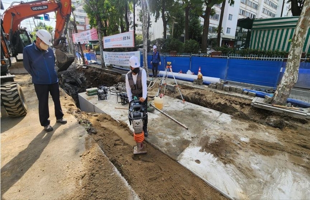 서울 영등포구 문래동 경인로 77길 일대 하수관로 정비공사 현장 사진. 영등포구청 제공