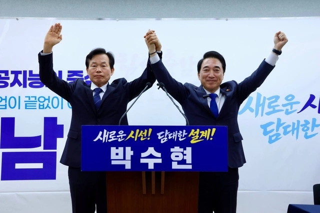 나소열 후보(사진왼쪽)-박수현_후보 ‘정책연대 결성’ 기자회견