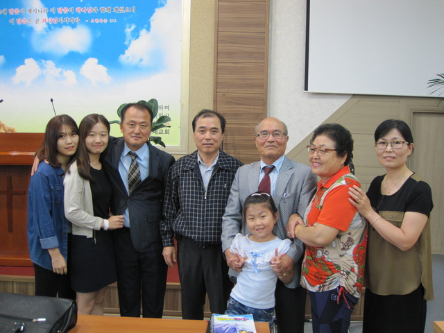 장로님이셨던 형님(오른쪽에서 세 번째)은 사랑을 몸소 실천하신 참된 신앙인이었다. 교회에서 형님 가족과 필자(가운데 점퍼 차림)가 함께 찍은 사진.