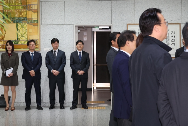 현장검증 지켜보는 검사들