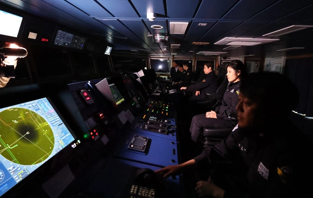 지난 7일 새벽, 서해 북방한계선(NLL) 인근 해역에서 조업 중인 중국어선이 포착되자 경계 임무 중인 해경 3019함 조타실에 긴장감이 감돌고 있다.