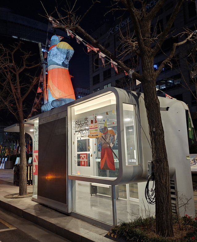 이순신 장군 벌룬 야간조명. 서울 중구청 제공
