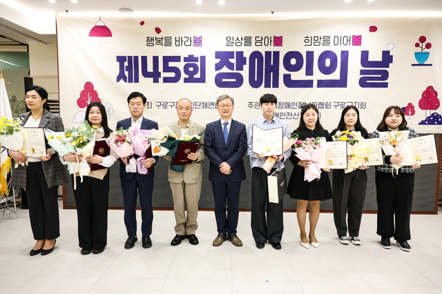 ������ ��45ȸ ������� �� �����翡�� ����ȫ(���) ���α�û��� ǥâ�� �����ڵ��� �������� ��� �ִ�. ���α�û ����