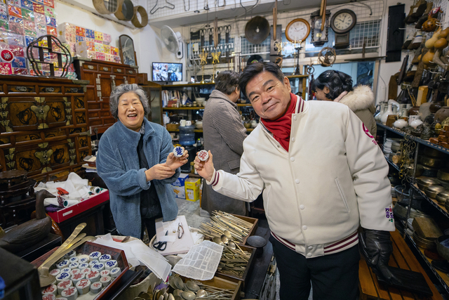 이필형(오른쪽) 동대문구청장이 답십리 고미술상가 내 한 상인과 인사를 나누고 있다. 동대문구청 제공