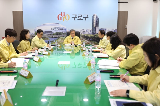 장인홍 구로구청장(가운데)이 지난 3월 31일 구청 르네상스홀에서 열린 ‘비상경제대책 전담 조직(TF) 회의’에서 부서별 대응 상황을 점검하고 있다. 구로구청 제공