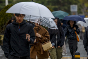 전국 최대 80㎜ ‘거센 봄비’… 제주선 강풍에 항공기 결항