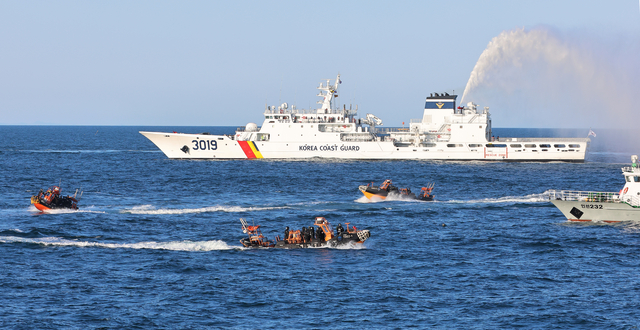 지난 6일 인천 옹진군 소청도 남방 23해리 서해 특정 해역에서 해양경찰이 불법조업 중국어선 특별단속을 위한 관계기관 합동훈련을 실시하고 있다. 연합뉴스