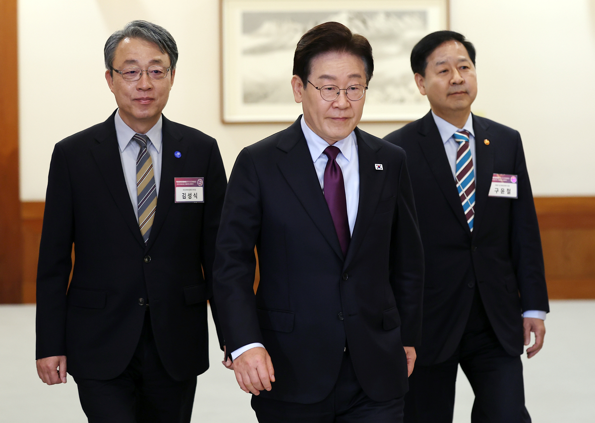 국민경제자문회의에서 발언하는 이재명 대통령 관련 사진