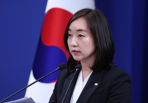 靑 대변인 “‘李대통령 취임 전 사진 쓰지 말라’ 청와대 요청 아니다”