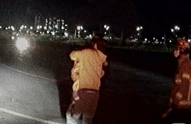 수은 건전지를 삼킨 25개월 환아의 긴급 장거리 이송을 위해 대체 투입된 중앙119구조본부 소속 소방헬기 ‘충강 2호’가 야간시간대 원주 인라인스케이트장에 착륙해 구급대로부터 신속하게 환자를 인계받고 있다. 소방청 제공