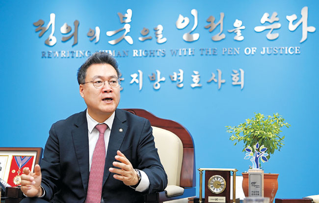 조순열 서울지방변호사회장이 지난 6일 서울 서초구 서울지방변호사회관에서 신규 변호사 배출을 줄여야 하는 이유를 설명하고 있다.  박윤슬 기자